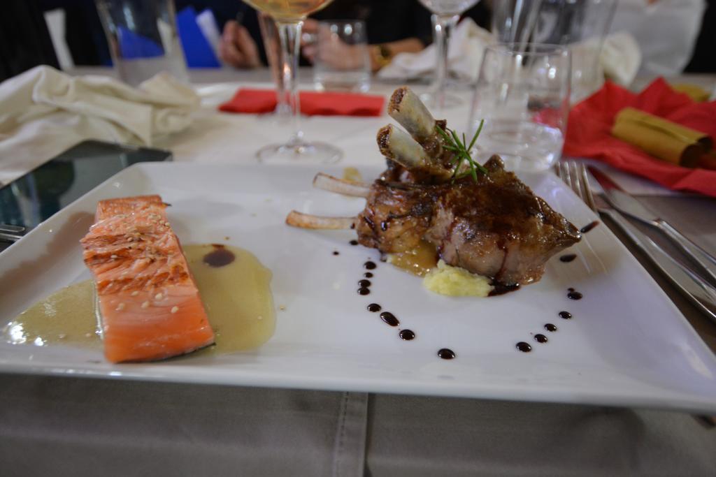 Abas Ristorante Pizzeria Affittacamere Ales Eksteriør billede