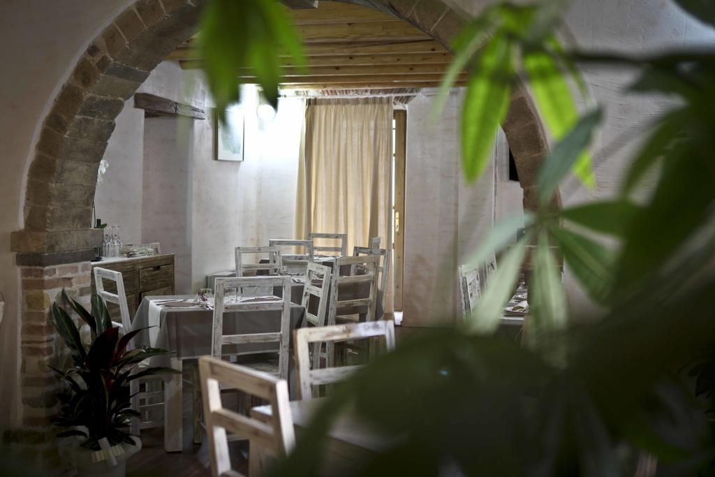 Abas Ristorante Pizzeria Affittacamere Ales Eksteriør billede