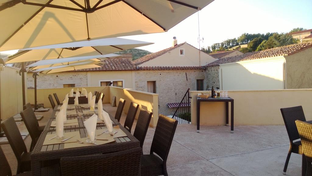 Abas Ristorante Pizzeria Affittacamere Ales Eksteriør billede